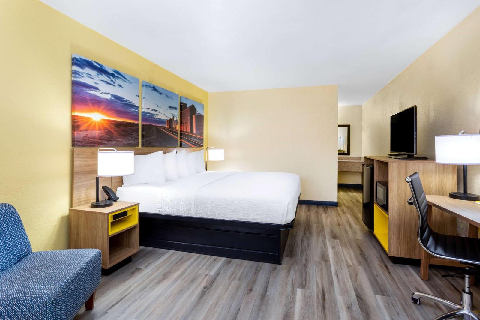 Days Inn & Suites by Wyndham Clovis